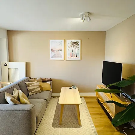 Hello - Souterrain Hoogwakersbosstraat 6 *